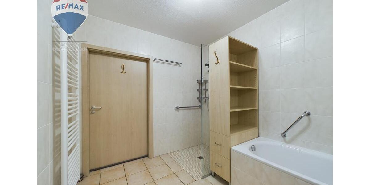 Großzügige Terrasse & viel Grün: Helle Souterrainwohnung 3 zimmer