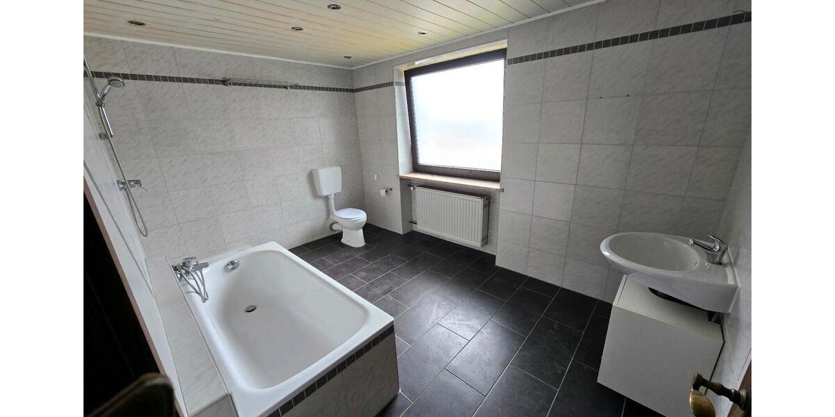 Etagenwohnung Berg - 3 Zimmer, 90 m&sup2;, 400&euro; | Angebot:26465614
