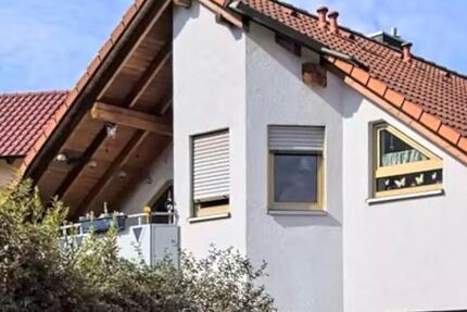 4,5-Zi.- ausg. Dachgeschoßwohnung mit Balkon, Stellplatz Garten