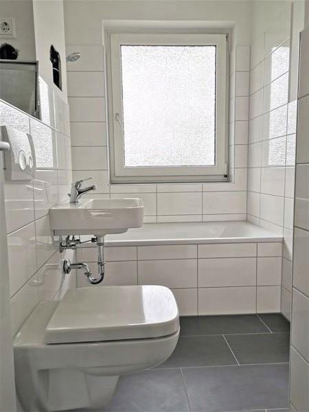 Frisch renovierte 2-Zi.-Whg. mit Tageslichtbad und Loggia