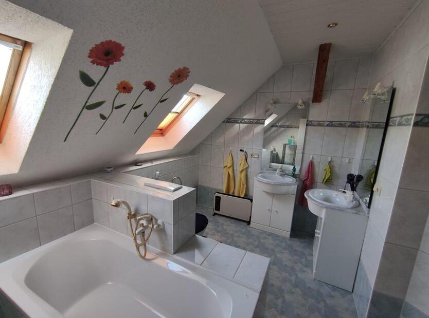 L34W4 - Tolle 3-Zimmer - DG-Wohnung in Vierfamilienhaus, Balkon, Gartennutzung zimmer