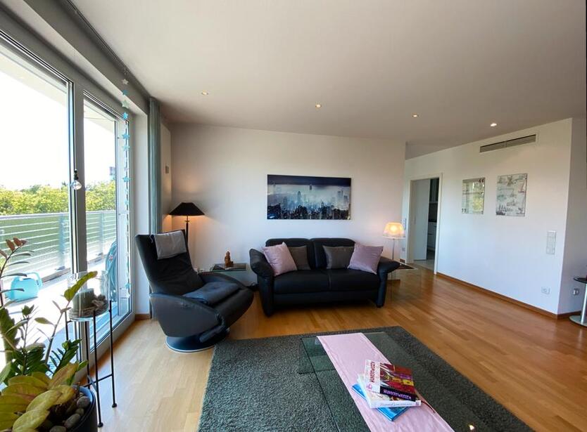 Luxuriöses Penthouse mit einem Aufzug, der innerhalb der Wohnung endet. Singen Nord