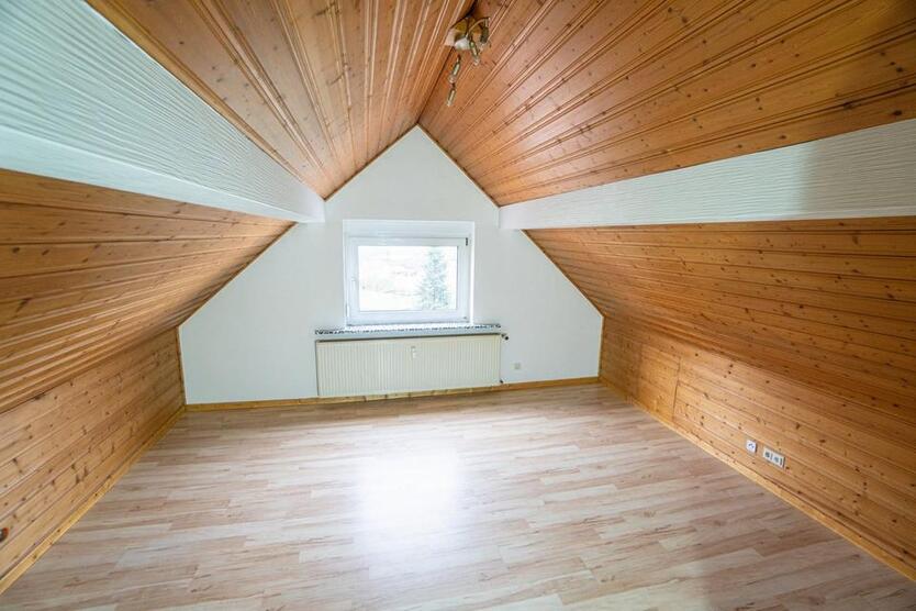 Dachgeschoßwohnung Tageslichtbad ruhige Wohngegend