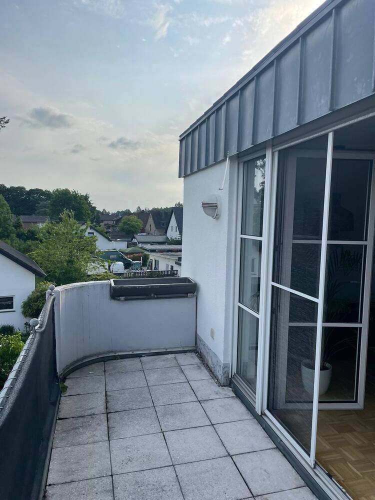 Gemütliche Dachgeschoßwohnung mit Balkon und Carport Stellplatz
