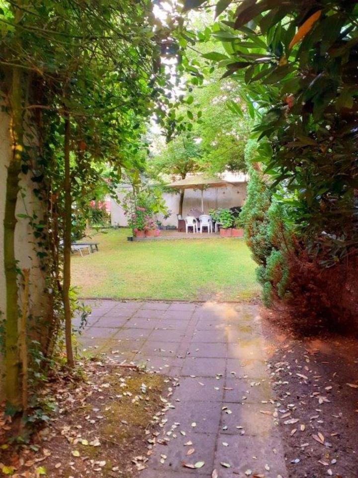 **Komplett renovierte Wohnung mit Garage und Gartenanteil**