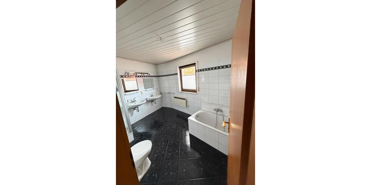 Gepflegtes Einfamilienhaus mit 3 Garagen in Mannheim-Käfertal 4 zimmer