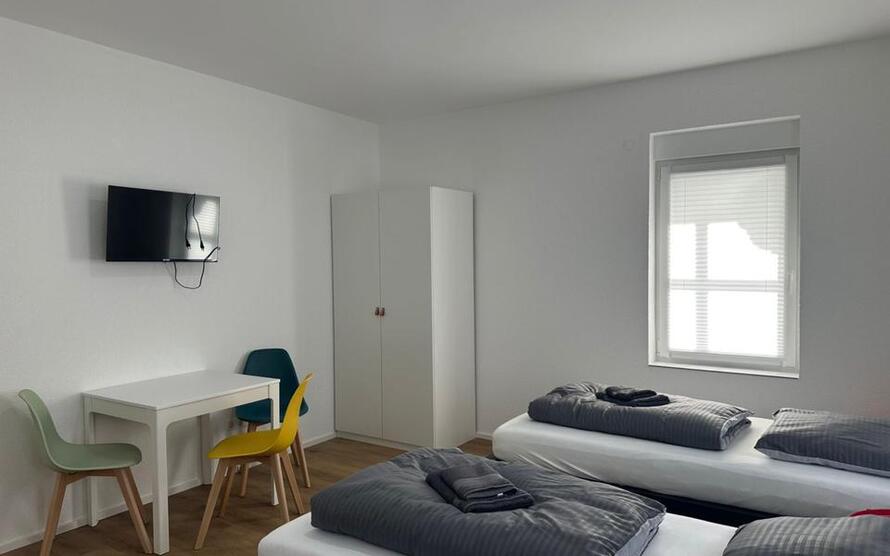Gästezimmer mit TV, Internet, 2x EtagenduscheWC, Gästeküche, Waschmaschine und Trockner zimmer
