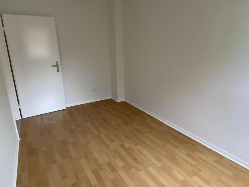 **FRISCH SANIERT**HELLE RÄUME UND RUHIGER WOHNGEGEND!** zimmer