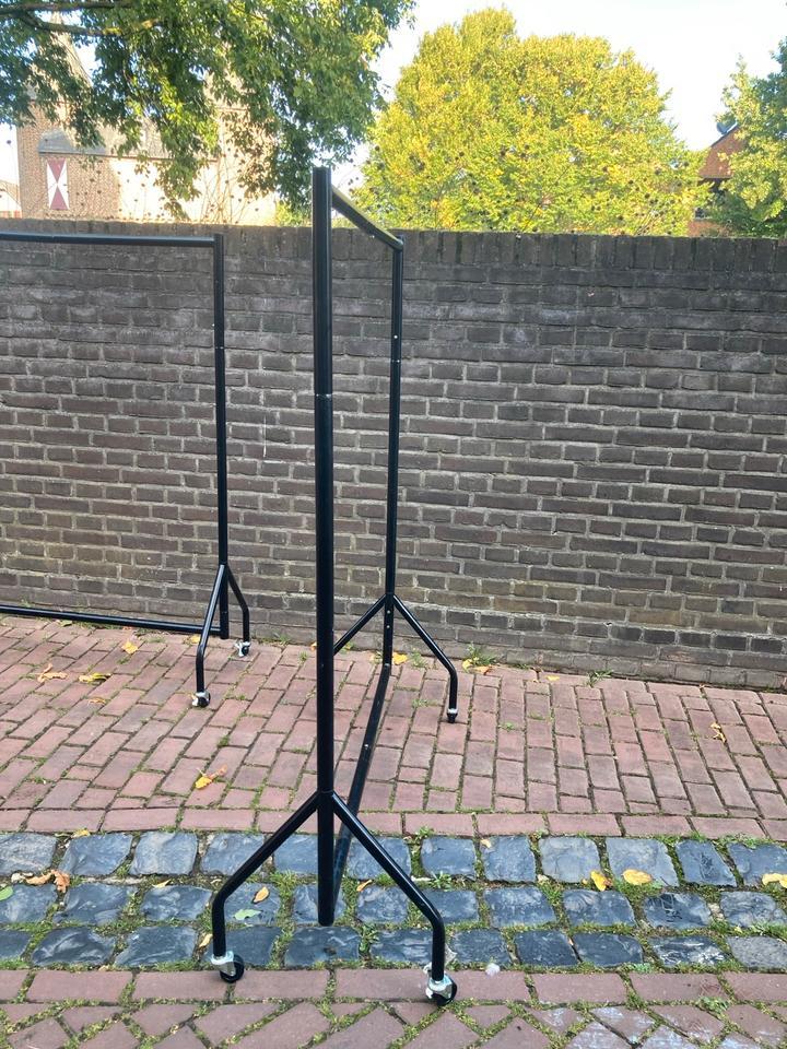 3 Robuste, mobile Kleiderständer
