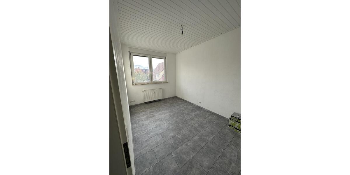 Helle, renovierte 4-Zimmer-Wohnung mit Balkon und Einbauküche in 4 zimmer