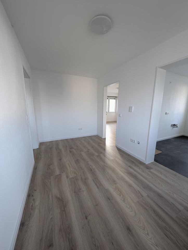 Erstbezug nach Sanierung mit Balkon: Schöne 2,5-Zimmer DG-Wohnung