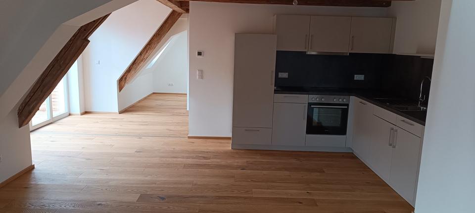 Dachgeschoßwohnung Oettingen in Bayern - 3 Zimmer, 92 m&sup2;, 1.200&euro; | Angebot:24875620