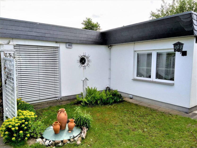 schöner Bungalow, 2,5 Zimmer mit Garage und Garten