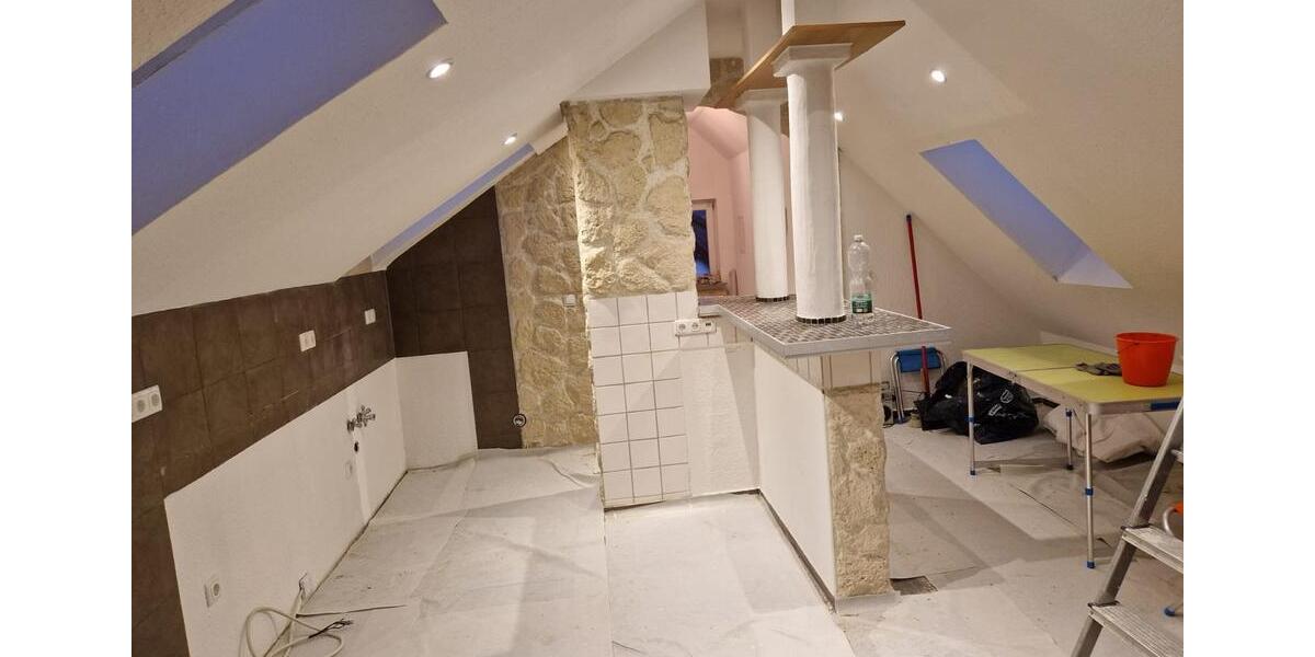 Modern renovierte Dachgeschosswohnung 1 zimmer