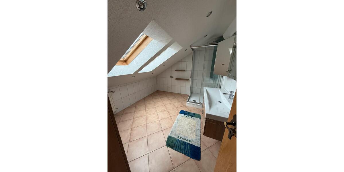 Dachgeschoßwohnung Wenzenbach - 3 Zimmer, 131 m&sup2;, 950&euro; | Angebot:25592241