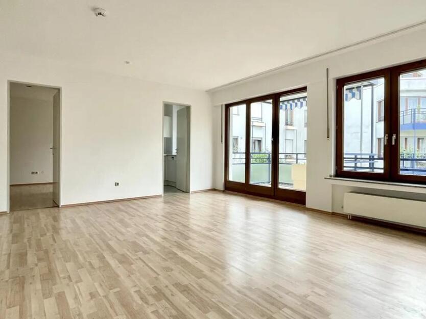 Helle und moderne 2,5-Raum-Wohnung mit Balkon und Einbauküche