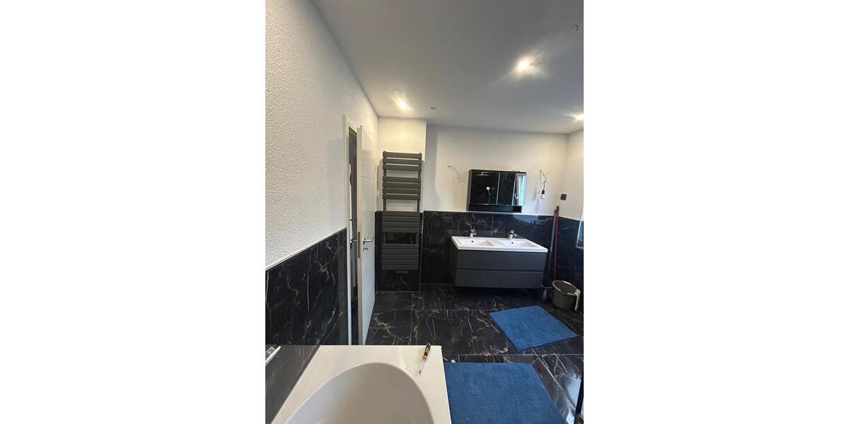 Elegante 4 Zimmer Wohnung mit eigenen Garten und Pool. 4 zimmer