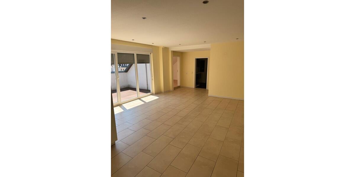 Dachgeschoßwohnung Zell (Mosel) - 6 Zimmer, 120 m&sup2;, 950&euro; | Angebot:26040618