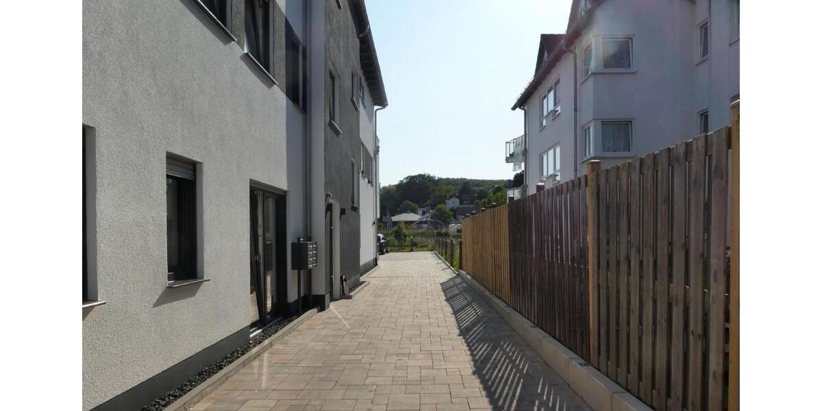 AUMÜLLER-Immobilien - Moderne energiesparsame 4-Zi-EG-Wohnung mit überdachtem Balkon und Carport 4 zimmer