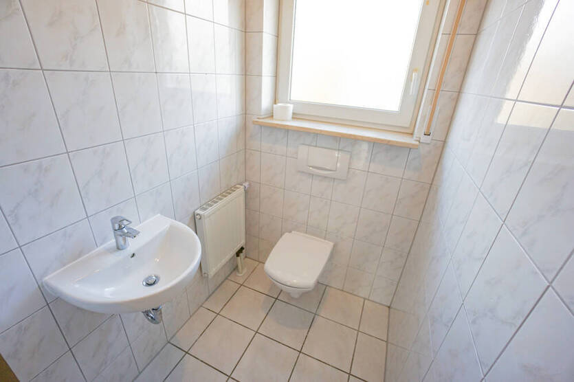 IDEAL FÜR FAMILIEN: Renovierte 4-Zi-Whg. mit Tageslichtbad, Gäste-WC , Balkon, Parkett uvm.