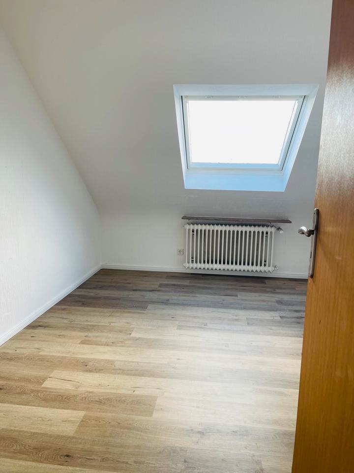 3 WG-Zimmer-DG-Wohnung in zentraler Lage zimmer