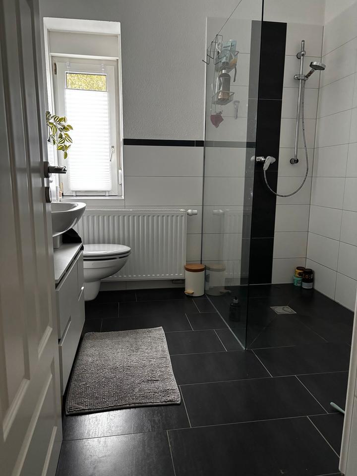 Helle 4-Zimmer-Wohnung (90m²) mit Einbauküche und Keller zimmer