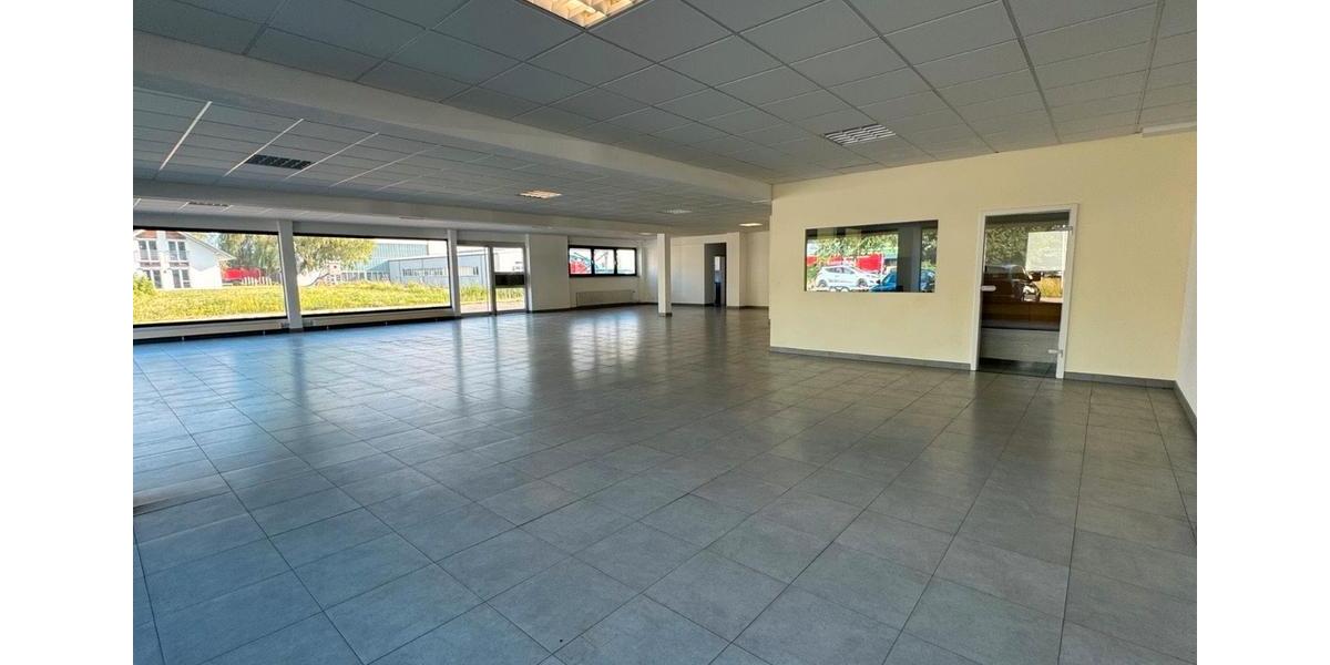 TOP Ausstellungsraum mit Büros, Küche, WC in HDH-Schnaitheim B19 zimmer