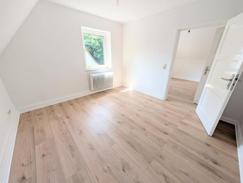 **Was will man mehr? +frisch gestrichen +neuer Laminat +neues Tageslichtbad** zimmer