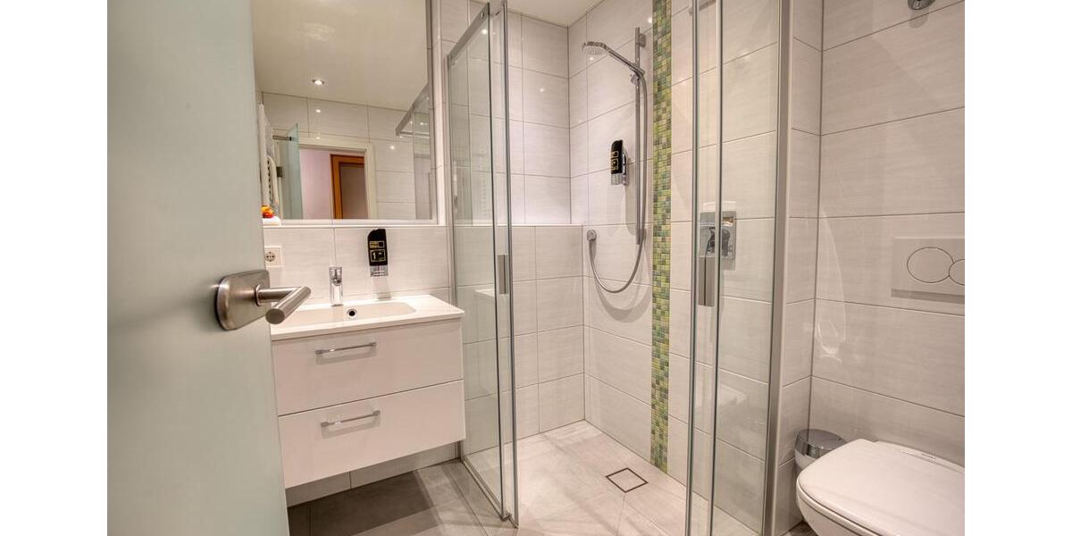 grosses Zimmer mit eigener DuscheWc, TV, Wlan, Boardinghaus, Waschmaschine, Trockner 1 zimmer