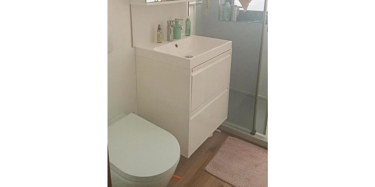 Großes WG-Zimmer (ca. 30 m²) mit Balkonzugang in 3er-Frauen-WG 1 zimmer