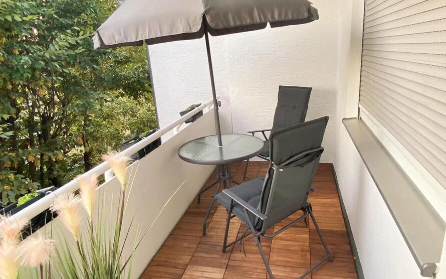 möbliertes WG-Zimmer mit Wlan, Smart-TV, eigener Balkon, Bad, Wc und Küche zur Teilung, Waschmaschine, Trockner zimmer
