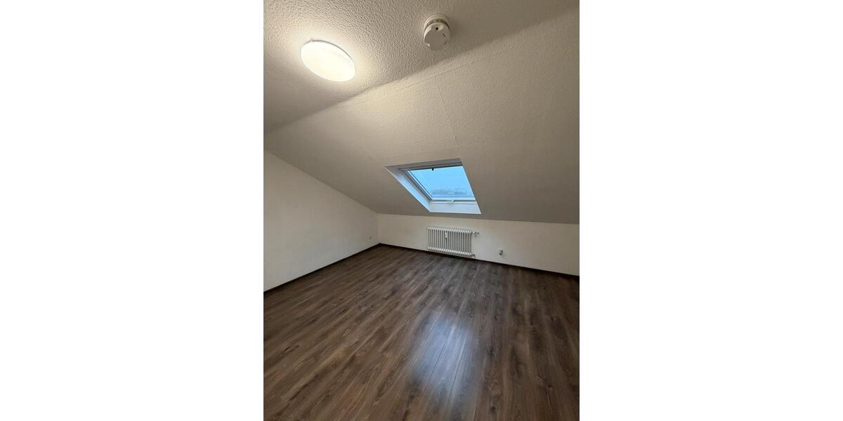 DACHGESCHOSS Wohnung m.Balkon, Keller, TopLage, GästeWC 3 zimmer