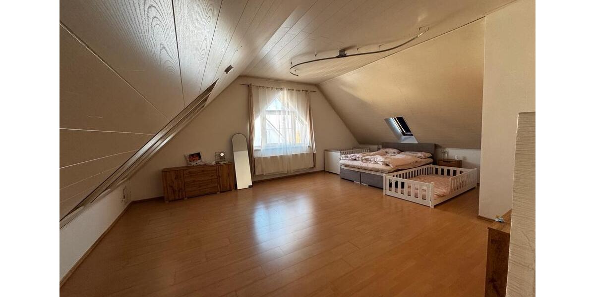 Dachgeschoßwohnung Dingolfing - 4 Zimmer, 110 m&sup2;, 1.300&euro; | Angebot:25945323