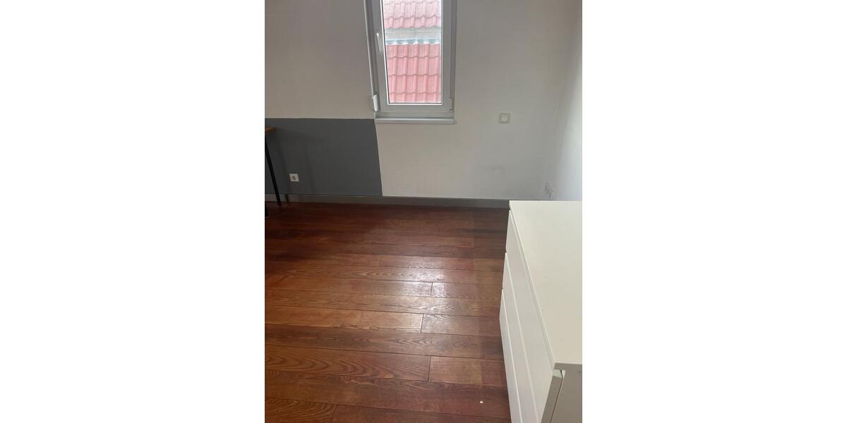 Etagenwohnung Stuttgart Luginsland - 4 Zimmer, 130 m&sup2;, 600&euro; | Angebot:24591883