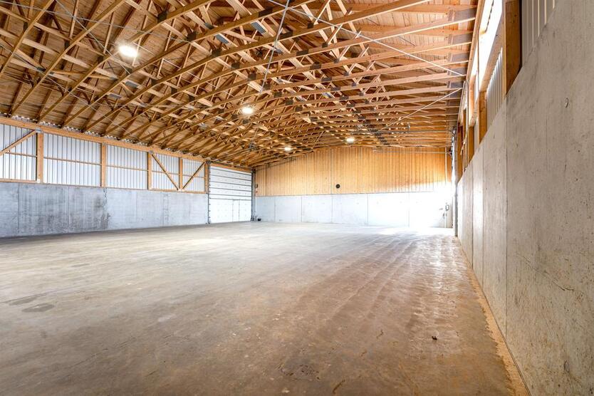 *Neuwertige Lagerhalle zwischen Straubing und Plattling*