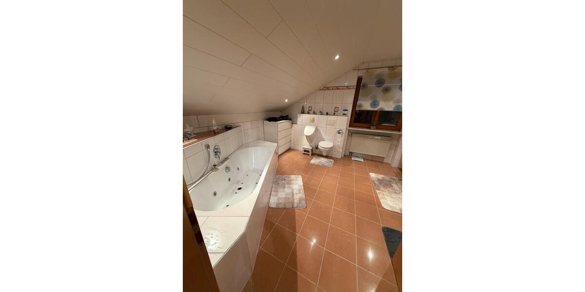 Dachgeschoßwohnung Perkam - 3 Zimmer, 98 m&sup2;, 660&euro; | Angebot:24867410