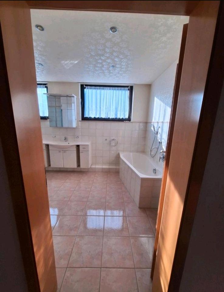Helle 2-Zimmer-Wohnung mit Einbauküche zimmer