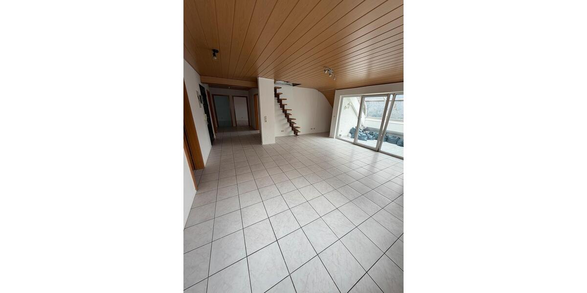 Dachgeschoßwohnung Rastatt - 4 Zimmer, 140 m&sup2;, 1.550&euro; | Angebot:26535960