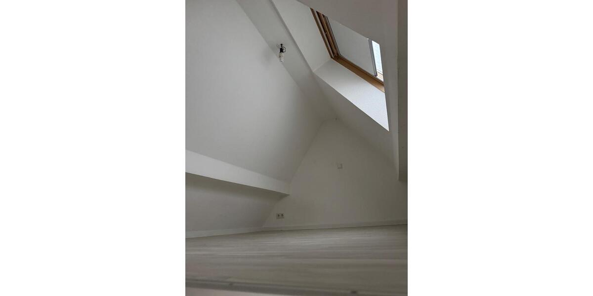 Schöne Dachgeschoss-Wohnung in 51645 GM-Derschlag 2.5 zimmer