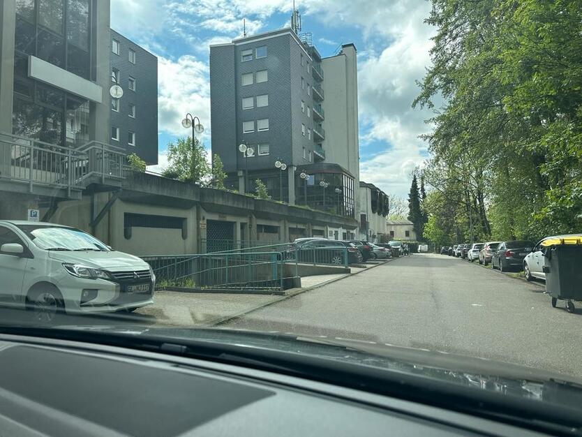 Stellplatz Tiefgarage zu vermieten in Bergisch Gladbach