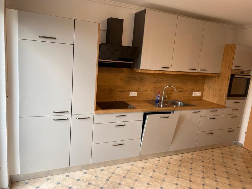 3 ZKB (OberWohnung, ca. 85 qm) mit Balkon u. Garage