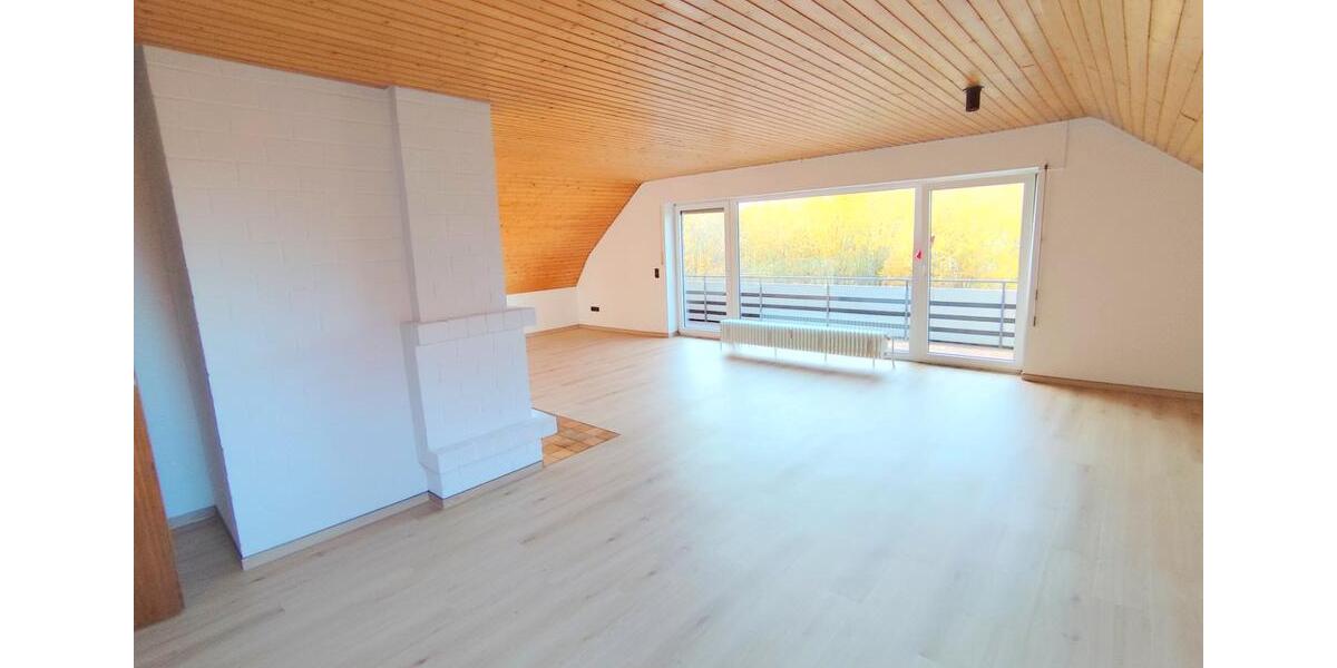 Dachgeschoßwohnung Lage - 3 Zimmer, 108 m&sup2;, 750&euro; | Angebot:26481181