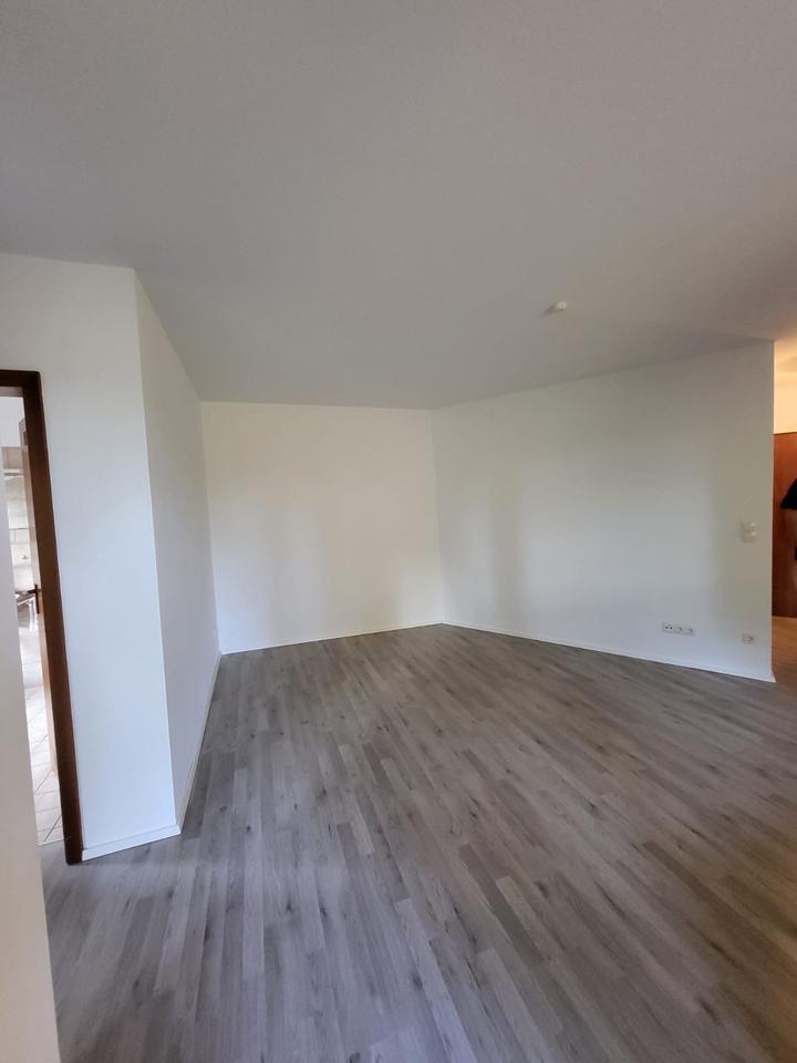 2-Zimmer Wohnung mit Balkon und Keller, großes Bad, ohne EBK