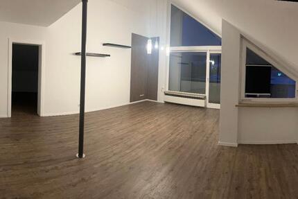 Helle große Dachgeschosswohnung mit Balkon 3 zimmer