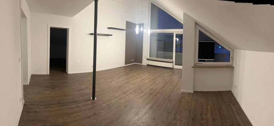 Helle große Dachgeschosswohnung mit Balkon 3 zimmer