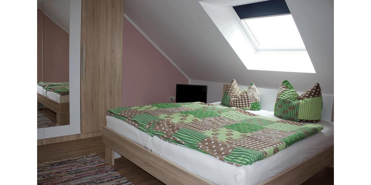 Dachgeschoßwohnung Ichenhausen - 4 Zimmer, 110 m&sup2;, 1.300&euro; | Angebot:24611884