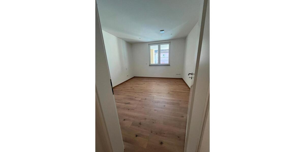 Etagenwohnung Wonfurt Steinsfeld - 1 Zimmer, 102 m&sup2;, 960&euro; | Angebot:26430054