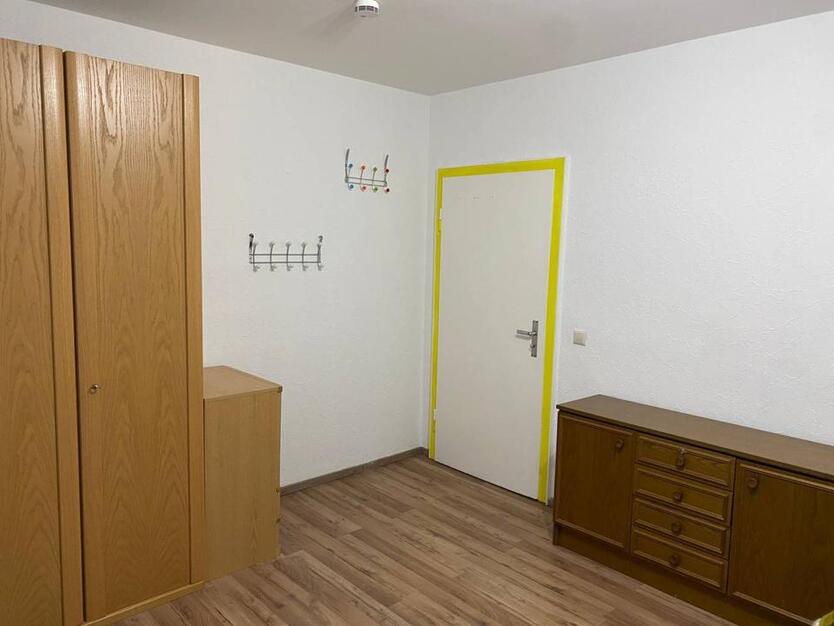 Unbefristet möbliertes Zimmer zur sofortigen Miete verfügbar.