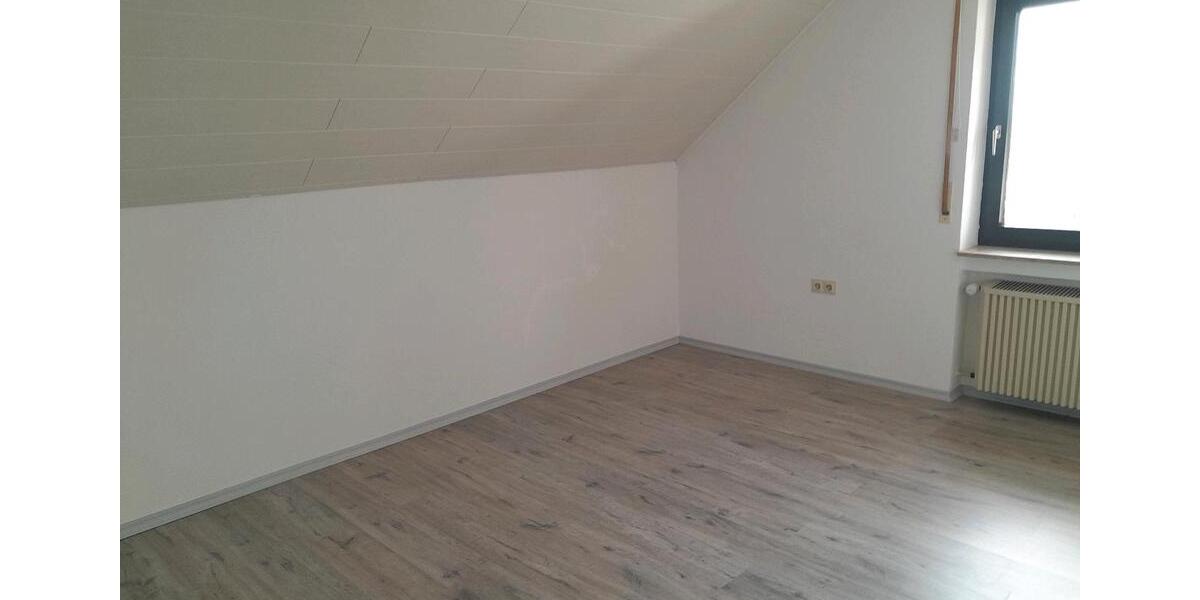 Dachgeschoßwohnung Unterschneidheim - 3 Zimmer, 90 m&sup2;, 890&euro; | Angebot:26415207