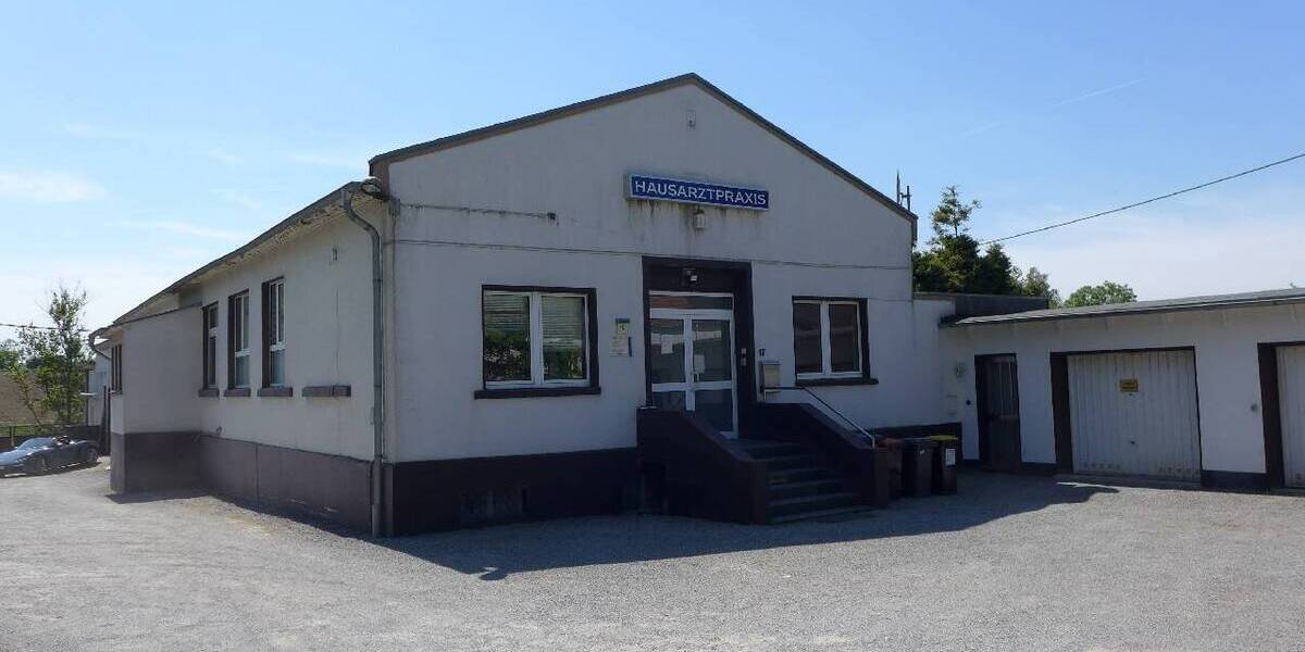 PRAXIS ODER BÜRO MIT GROSSZÜGIGEM RAUMANGEBOT UND ZAHLREICHEN PARKMÖGLICHKEITEN zimmer